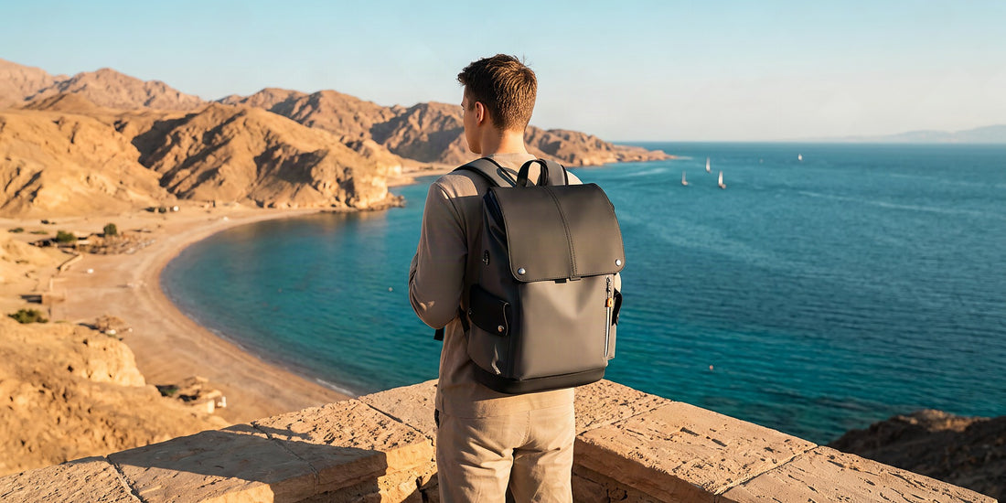 Voyageur avec un sac à dos face à la mer Rouge sous le soleil doré de novembre